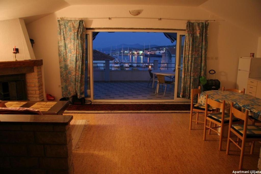 Apartment In Kukljica With Sea View, Terrace, Air Conditioning, Wi-Fi Ngoại thất bức ảnh